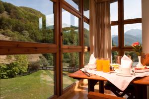 a dining room with a table with a view of the mountains at Parador de Fuente Dé in Fuente Dé