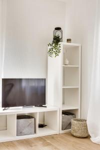 soggiorno con TV su un armadietto bianco di T2 Calme, Fonctionnel et Spacieux - proche PARIS a Chanteloup-les-Vignes