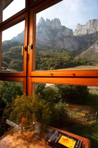 a window with a view of a mountain view at Parador de Fuente Dé in Fuente Dé