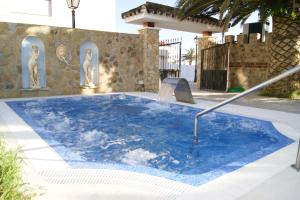 Bazén v ubytování Hotel Pozo del Duque nebo v jeho okolí