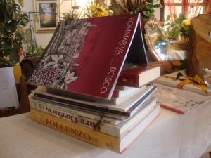 una pila di libri seduti sopra un tavolo di Al Calar Della Sera a Sommariva del Bosco