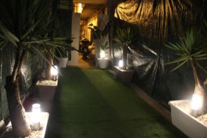 卡塔尼亞的住宿－B&b Cityfair，一间设有灯光和绿地的客房,