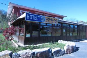a hotel with a sign in front of a building at Hotel Azabache Susierra in Cangas de Onís