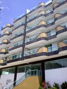 un edificio con balcones en un lateral en Cobertura Duplex na Praia do Forte - 403, en Cabo Frío