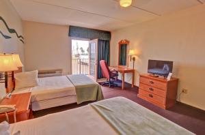 Una cama o camas en una habitación de The Inn at South Padre