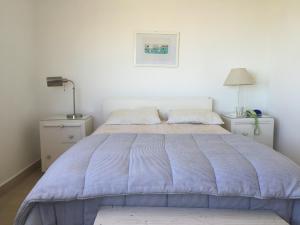 a bedroom with a large bed and two night stands at Edificio El Trébol in Punta del Este