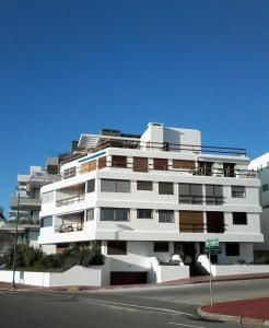 un gran edificio blanco al lado de una calle en Edificio El Trébol, en Punta del Este