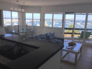 a kitchen and living room with a view of the ocean at Edificio El Trébol in Punta del Este