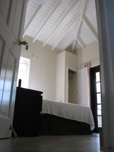 クライストチャーチにあるApartments in Maya's Bajan Villasの白い天井の白い部屋(ベッド1台付)