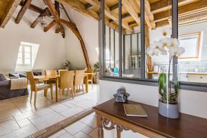 - un salon avec une table et une salle à manger dans l'établissement VillaConcorde, à Amboise