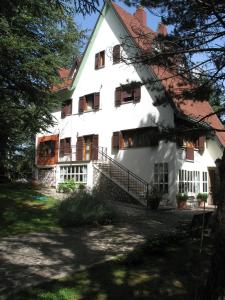 a large white building with a red roof at B&B GLI SCOIATTOLI in Rocca di Mezzo