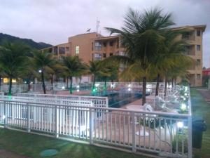 - Vistas a la piscina por la noche en Loft Condado em Sahy - Mangaratiba, en Mangaratiba