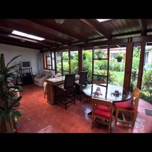Casa Kibi Kibi في سان خوسيه: غرفة معيشة مع طاولة وكراسي