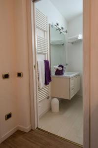 un bagno con lavandino e specchio di Villa Goccia di Vino a La Morra