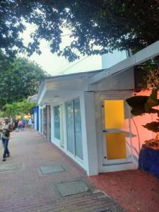 un edificio con una porta gialla su un marciapiede di Hibiscus House a San Andrés