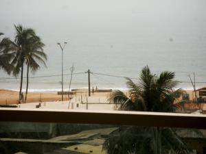 - une vue sur la plage bordée de palmiers et l'océan dans l'établissement Appart M'Rode Kodjoviakope, à Kodjovya
