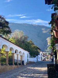 una calle en una ciudad con una montaña en el fondo en Casas del Viento, en Villa de Leyva