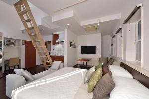 1 dormitorio con 1 cama y sala de estar en Kyoto - house / Vacation STAY 1099, en Kioto