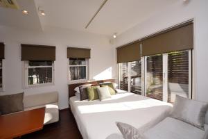 1 dormitorio con 2 camas y ventana grande en Kyoto - house / Vacation STAY 1099 en Kyoto