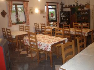 un comedor con mesas y sillas en un restaurante en Apartments Lukacic, en Krk