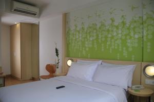 Postel nebo postele na pokoji v ubytování Zest Bogor by Swiss-Belhotel International