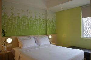Postel nebo postele na pokoji v ubytování Zest Bogor by Swiss-Belhotel International