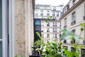 a sign on the side of a building at Hôtel Paris Louvre Opéra in Paris