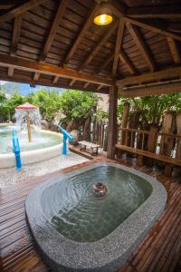 礁溪鄉的住宿－華閣溫泉飯店，中间有海龟的水池