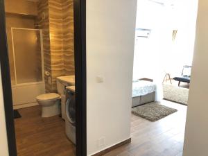 Ένα μπάνιο στο Apartament Studio Jadis 1 +26 φωτογραφίες