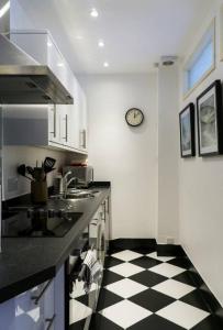 Virtuve vai virtuves zona naktsmītnē Spacious Holyrood Flat- Great Views