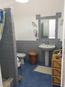 Salle de bains dans l'établissement Villa “La Giummarra” - Scivolo di Cornino