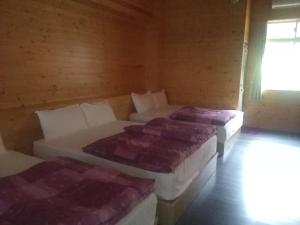 Una cama o camas en una habitación de 內灣星光流域民宿