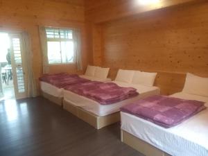 Una cama o camas en una habitación de 內灣星光流域民宿