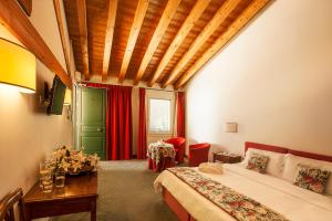 a bedroom with a bed and a green door at Albergo Al Moretto in Castelfranco Veneto