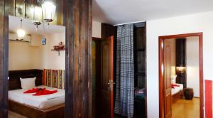 um quarto com uma cama com um roupão vermelho em Hotel Simona Complex em Sófia