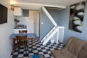 Posezení v ubytování ECO STUDIOS mezzanine wifi piscine stationnement gratuit terrasse dans jardin