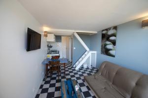 Kuchyň nebo kuchyňský kout v ubytování ECO STUDIOS mezzanine wifi piscine stationnement gratuit terrasse dans jardin