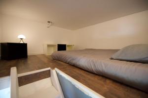 TV a/nebo společenská místnost v ubytování ECO STUDIOS mezzanine wifi piscine stationnement gratuit terrasse dans jardin