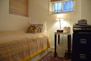 En eller flere senge i et værelse på 2 Bedroom Apartment in St Johns Wood London
