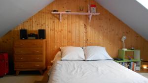 Postel nebo postele na pokoji v ubytování La maison bois