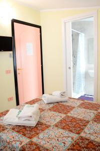 Habitación con 2 toallas encima de la cama en B&B Sardinia Room Siscaledda, en Dorgali