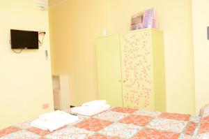 1 dormitorio con 1 cama y armario con toallas en B&B Sardinia Room Siscaledda, en Dorgali