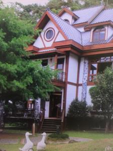 Um jardim no exterior de Rong Yuan Gu Homestay