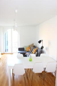 a living room with a white table and a couch at Aloha Apartamentos in Pamplona