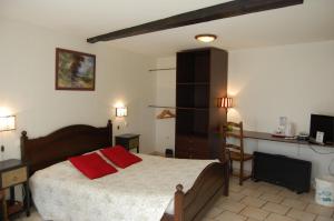 サンタマン・レゾーにあるAUBERGE du BORD des EAUX - Demi-pension assurée sur réservationのベッドルーム1室(赤い枕のベッド1台付)