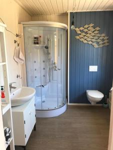 Et badeværelse på Skandinavisches-Ferienhaus-2-Reihe-zum-Wasser-fuer-6-Personen