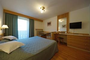 TV a/nebo společenská místnost v ubytování Hotel La Müda