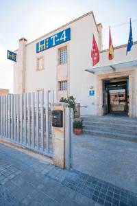 ein Gebäude mit einem Parkautomaten davor in der Unterkunft Hostal T4 in Paracuellos de Jarama