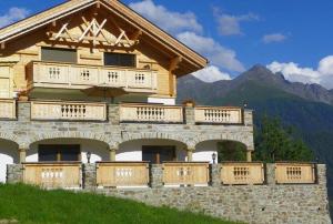 a building with a balcony on top of a mountain at Terra Rossa in Fiss