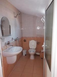 ソゾポルにあるMilchevi Guesthouseのバスルーム(トイレ、洗面台付)